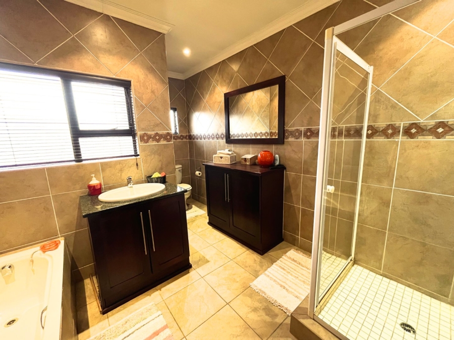 5 Bedroom Property for Sale in Birdwood Estate North West